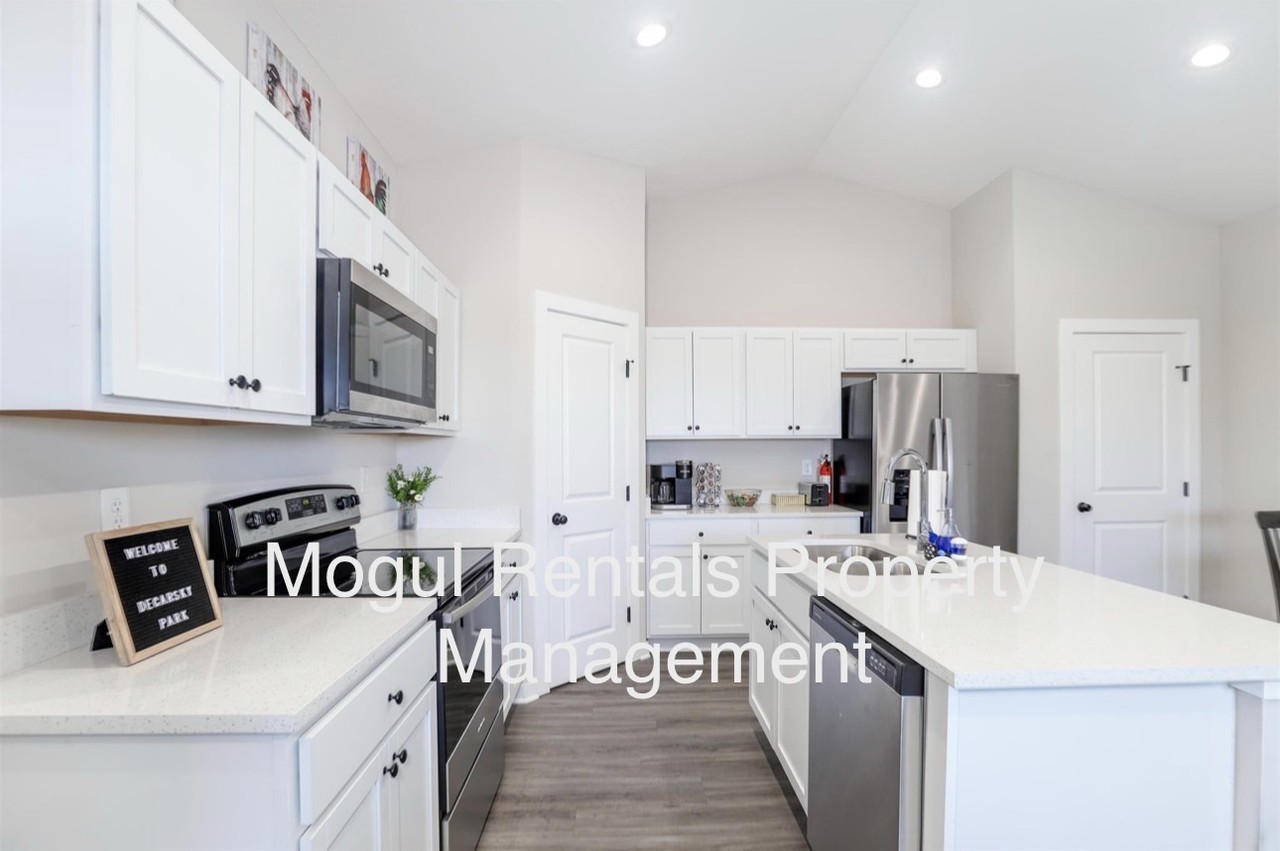 1755 Decarsky Ct #1755 - Photo 5 of 12