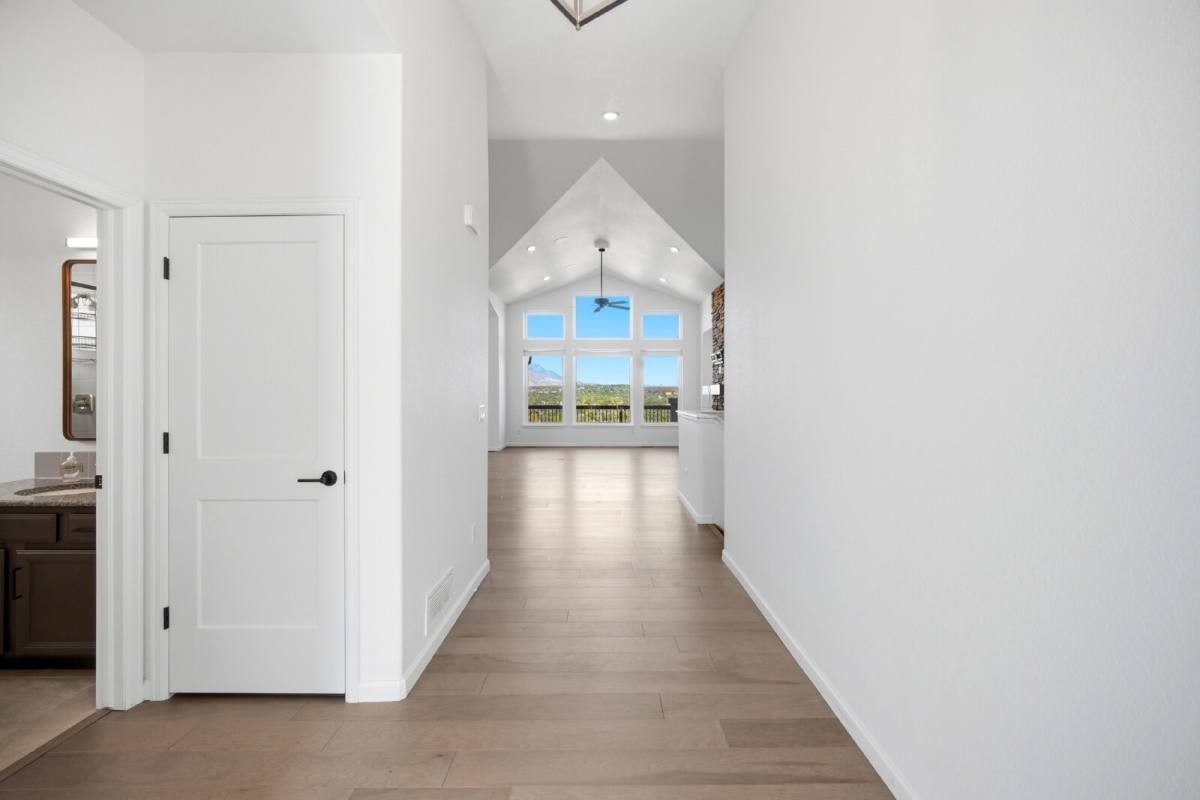 137 N Olympian Dr - Photo 5 of 20
