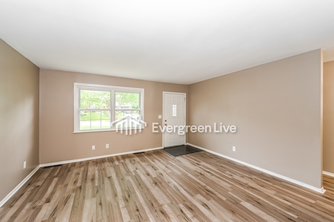 848 N Hill Ln - Photo 4 of 15