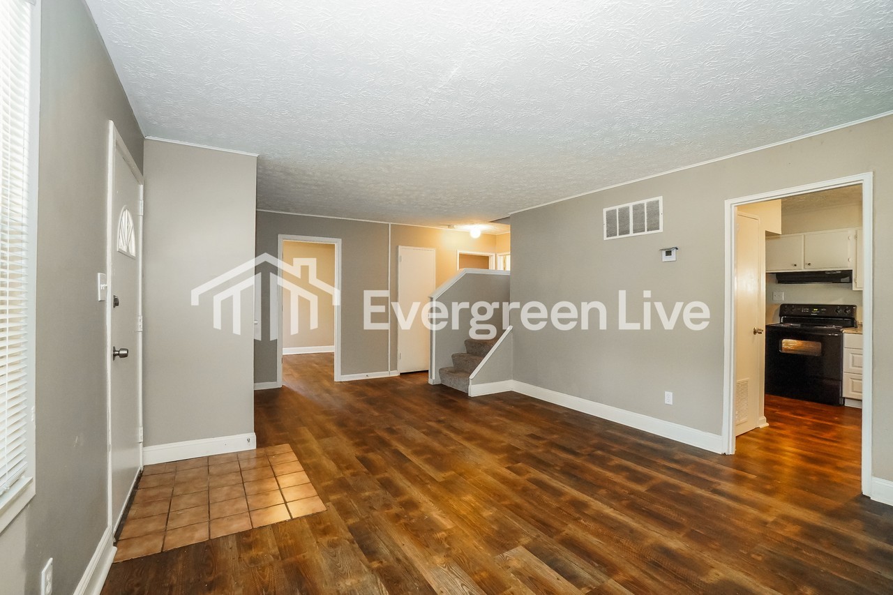 5057 Dimson Dr N - Photo 5 of 15