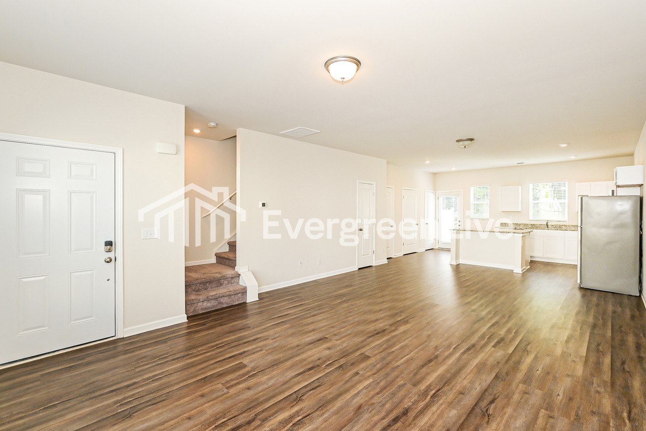 917 Hamilton Crossing Sq - Photo 2 of 15