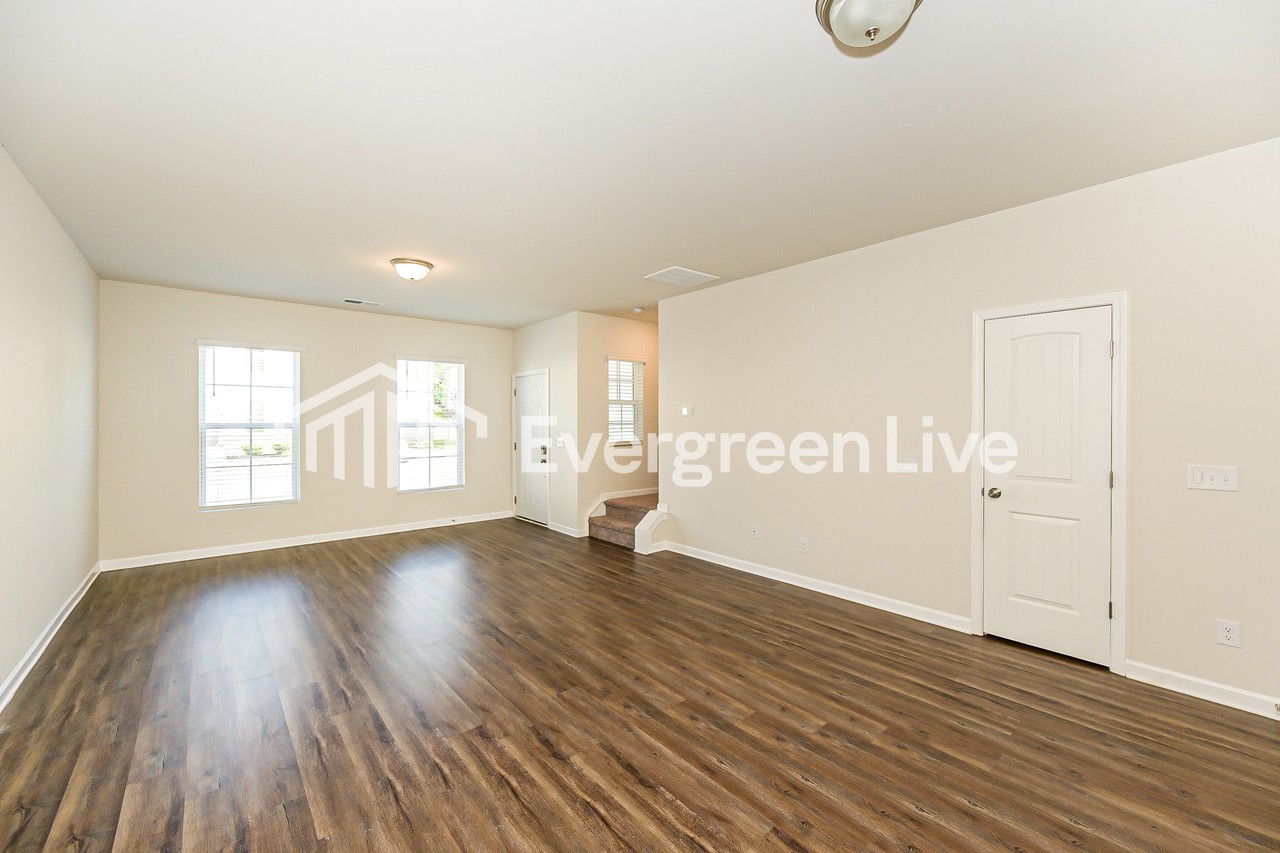 917 Hamilton Crossing Sq - Photo 3 of 15