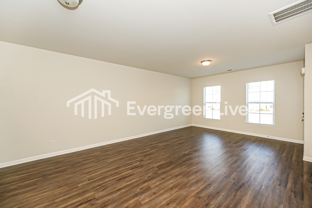 917 Hamilton Crossing Sq - Photo 4 of 15