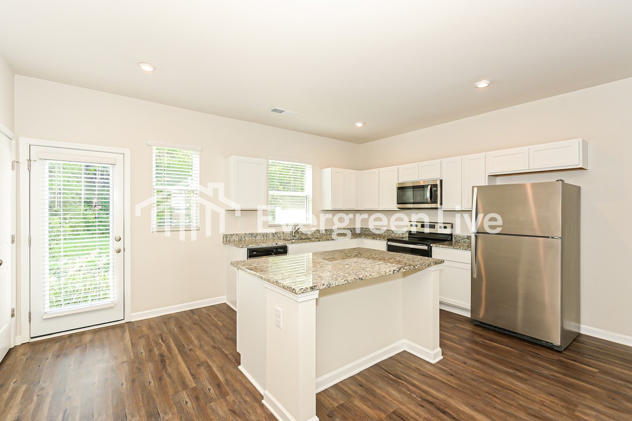 917 Hamilton Crossing Sq - Photo 5 of 15