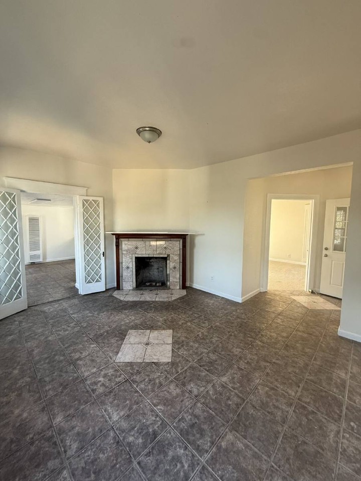 2306 K St #B - Photo 4 of 20