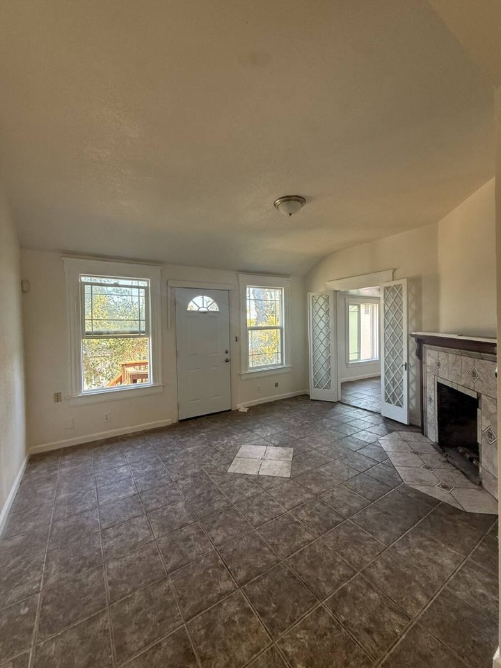 2306 K St #B - Photo 5 of 20
