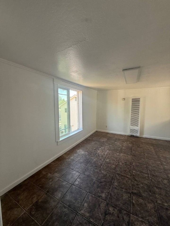 2306 K St #B - Photo 7 of 20