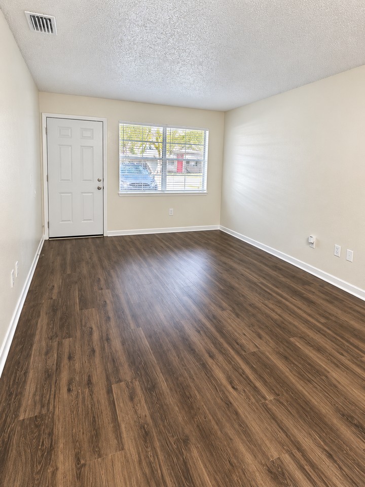 8554 Channelview Cir - Photo 2 of 8