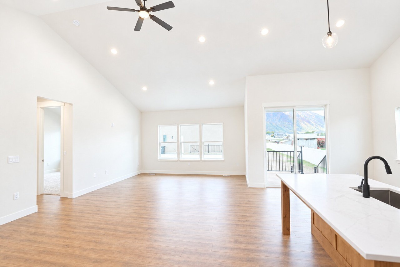 661 S 1600 W - Photo 5 of 26