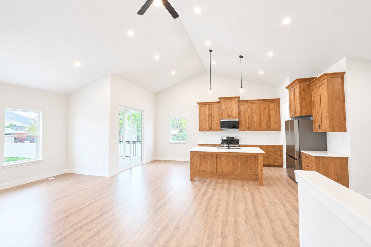 661 S 1600 W - Photo 6 of 26