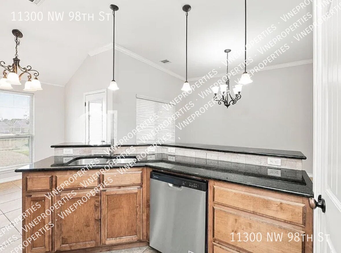 11300 Nw 98th St - Photo 4 of 10