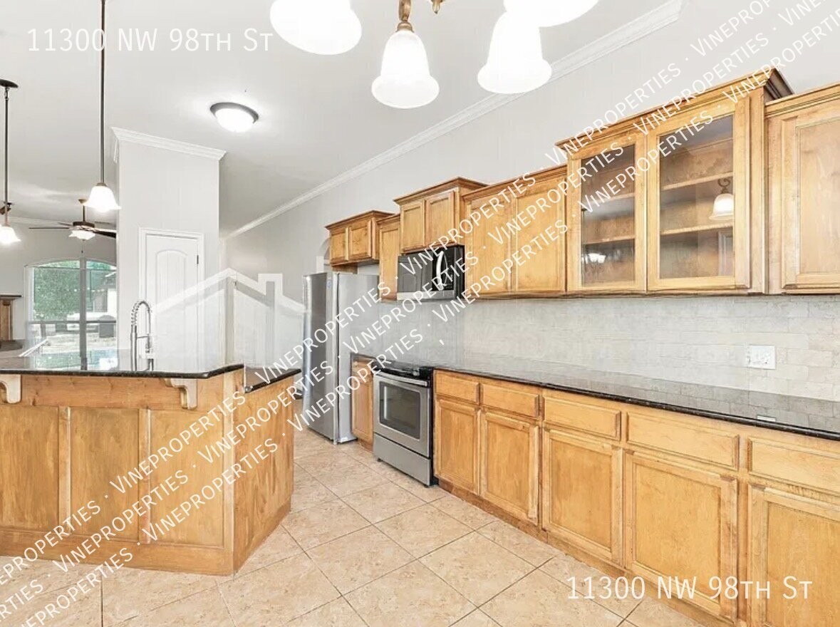 11300 Nw 98th St - Photo 6 of 10