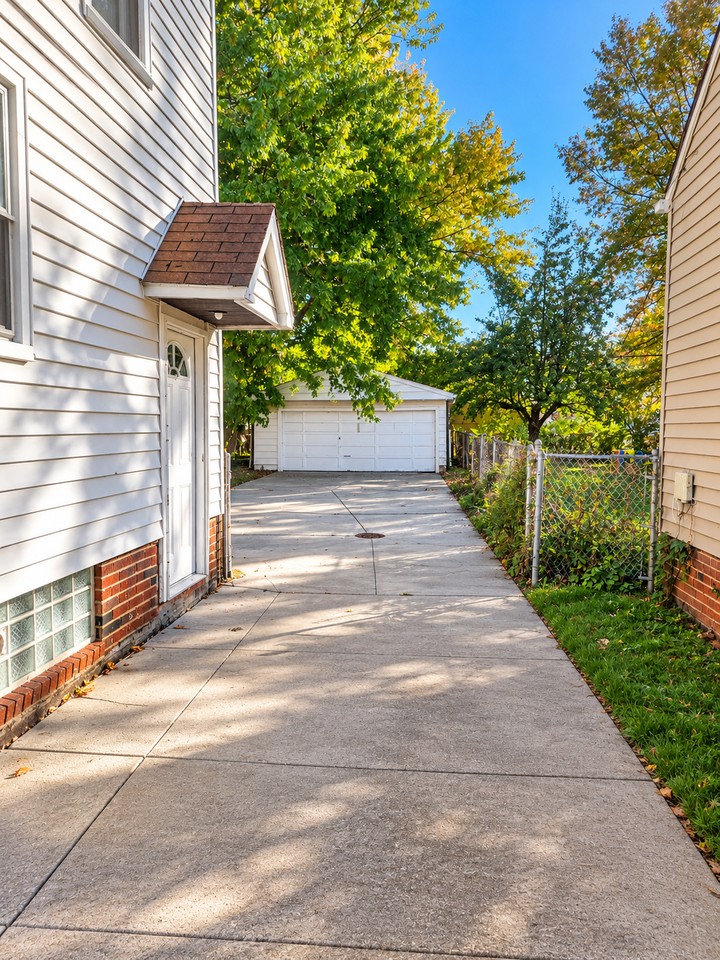 20150 Goller Ave - Photo 3 of 10