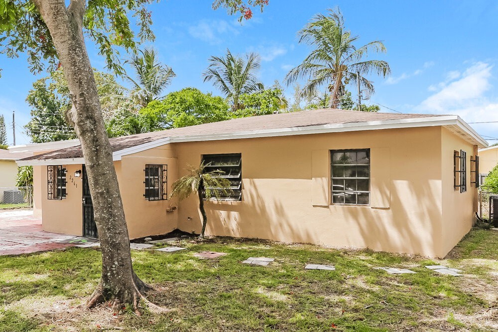 2261 E Golf Dr - Photo 3 of 16