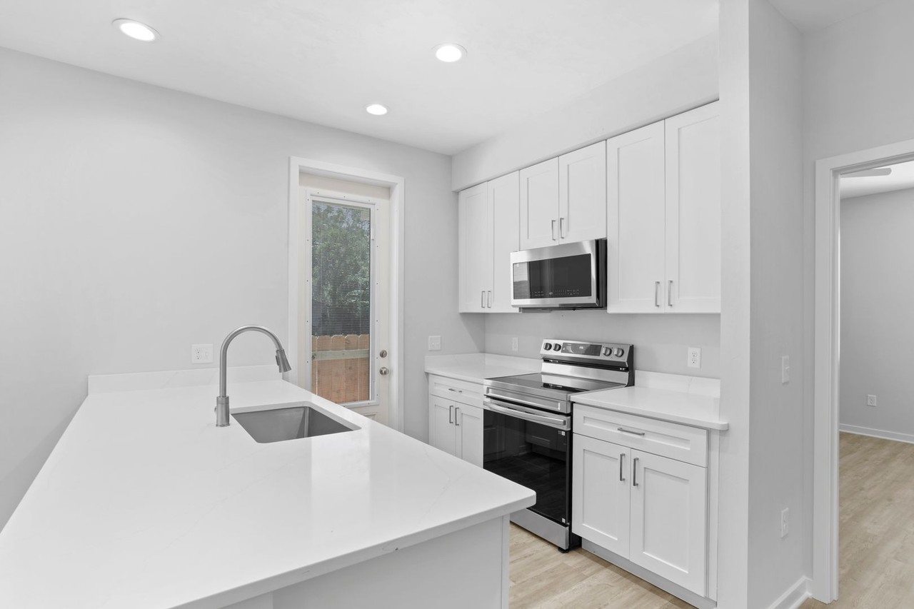 390 Sw 7th Pl - Photo 2 of 8
