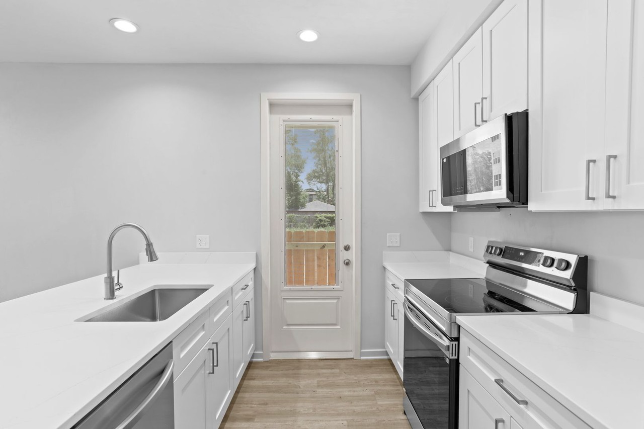 390 Sw 7th Pl - Photo 3 of 8