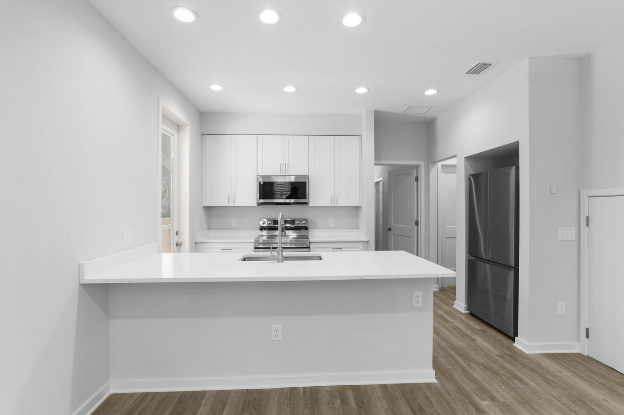 390 Sw 7th Pl - Photo 4 of 8