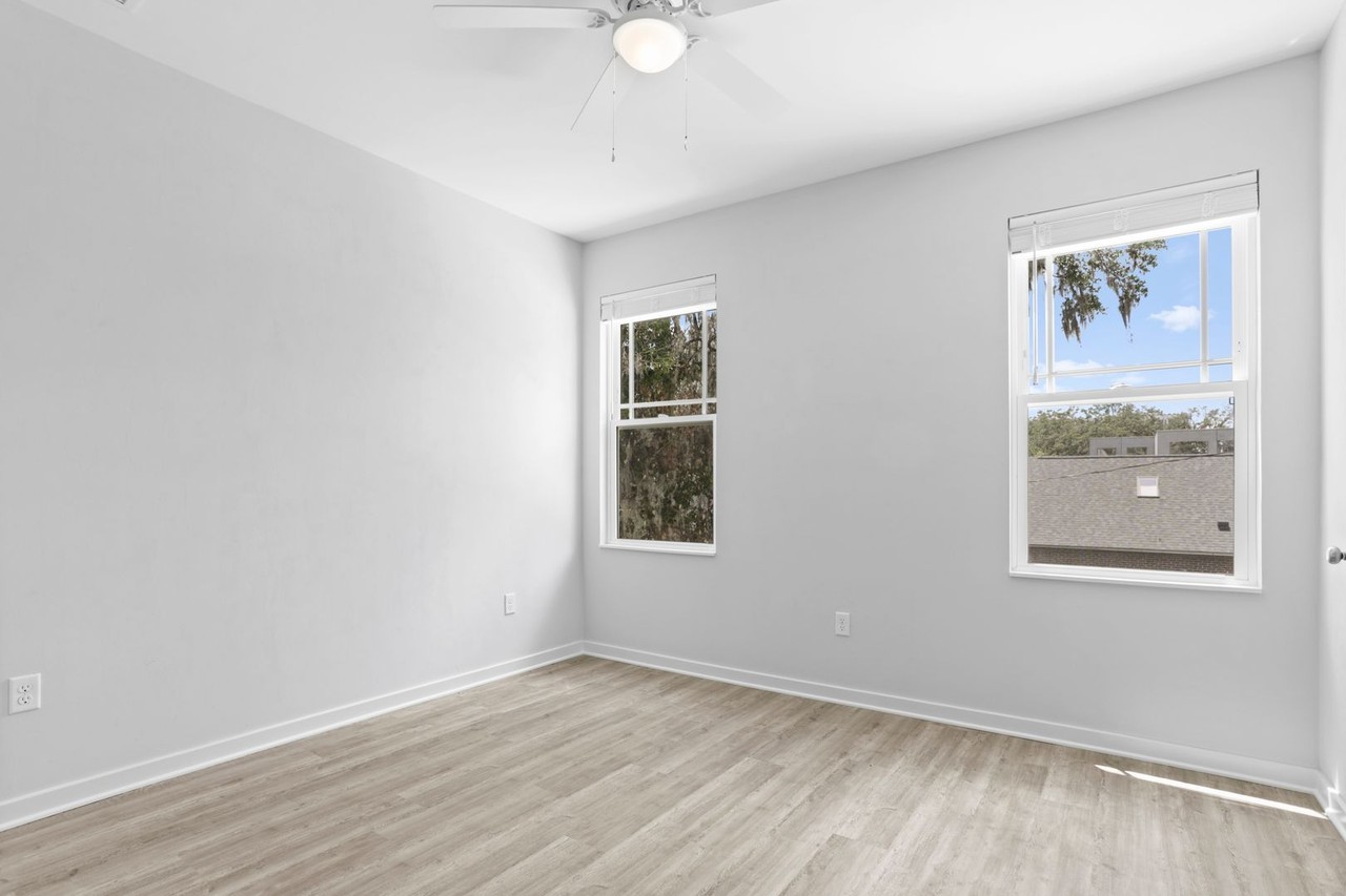 390 Sw 7th Pl - Photo 5 of 8