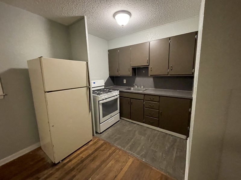 404 E Madison St #11 - Photo 2 of 12