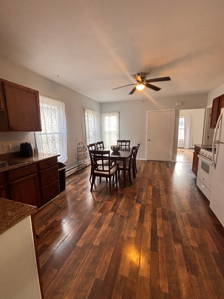 571/573 Third - Photo 2 of 10