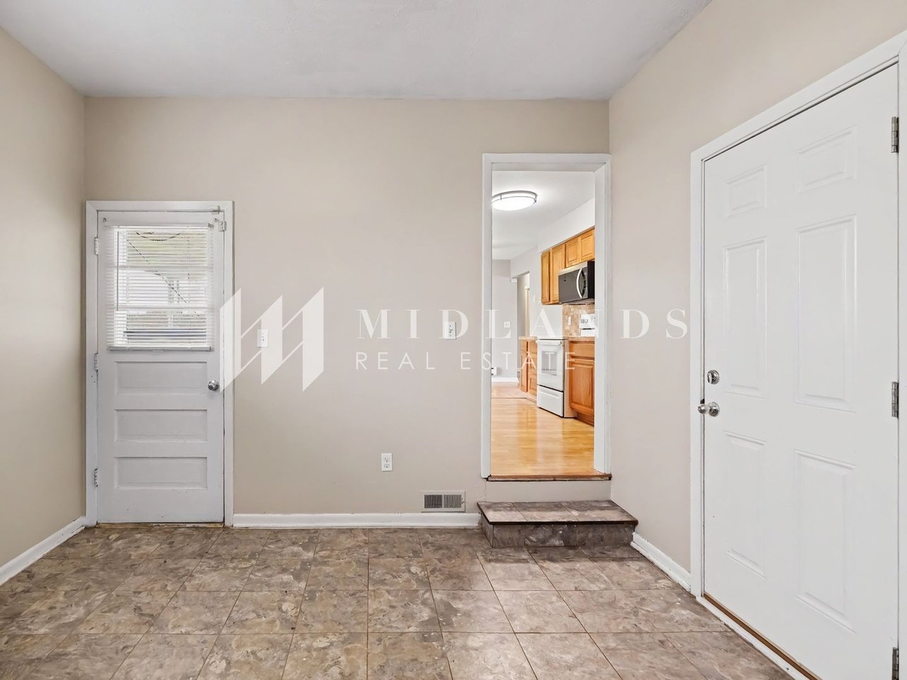 3958 Mcmahon Ave - Photo 6 of 16