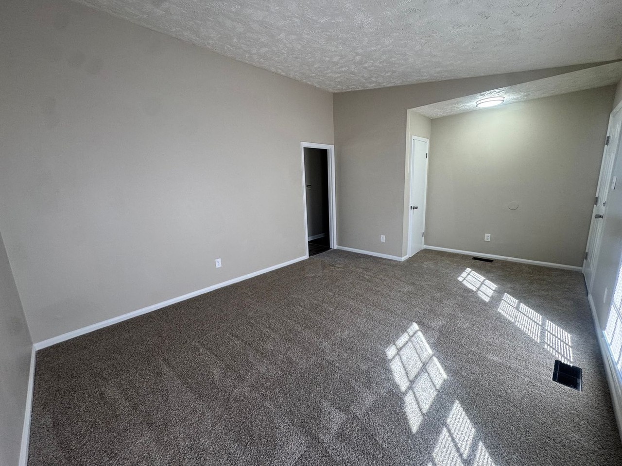 2908 Peacock St - Photo 4 of 33