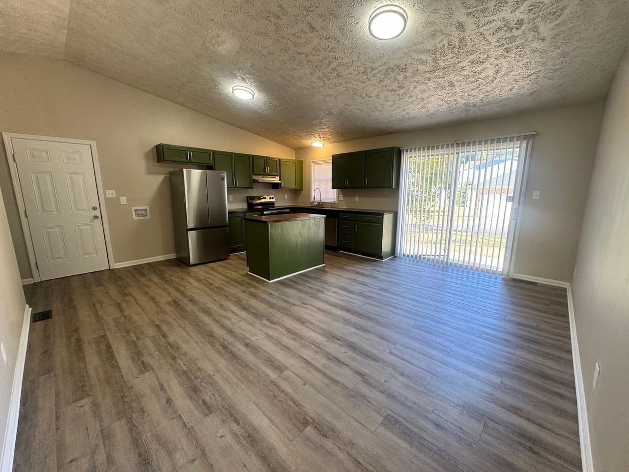 2908 Peacock St - Photo 6 of 33