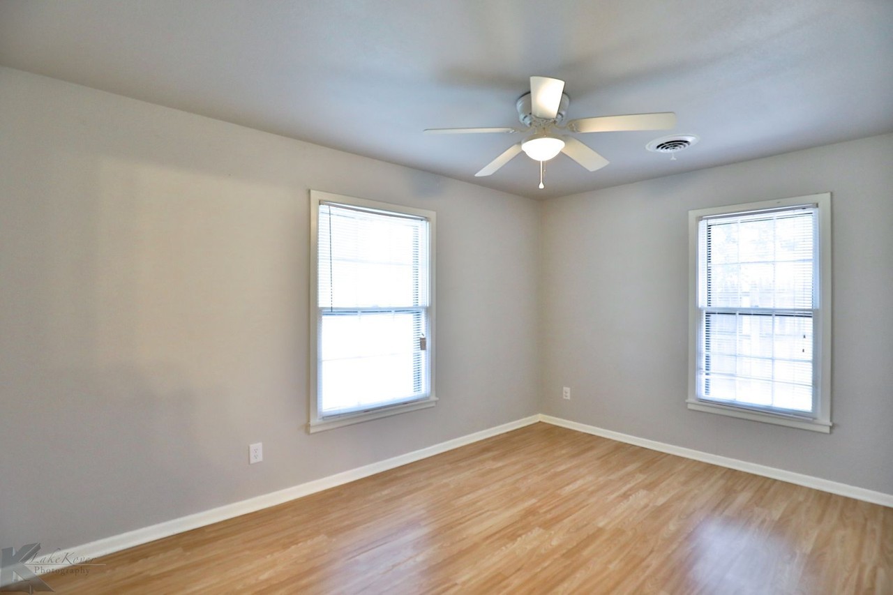 2102 Westview Dr - Photo 4 of 35