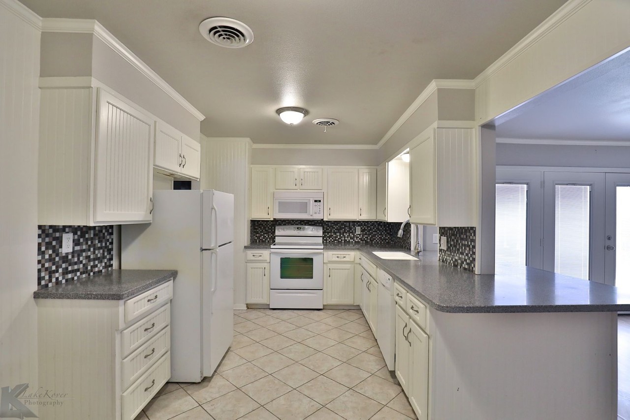 2102 Westview Dr - Photo 2 of 35