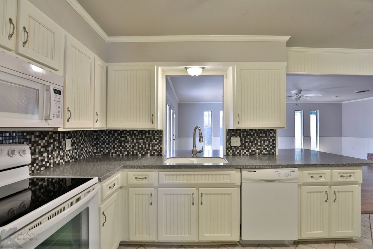 2102 Westview Dr - Photo 3 of 35