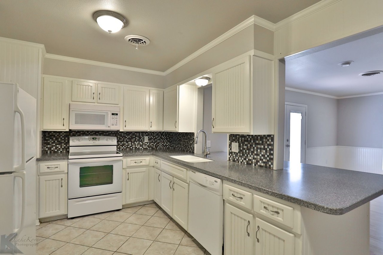 2102 Westview Dr - Photo 5 of 35