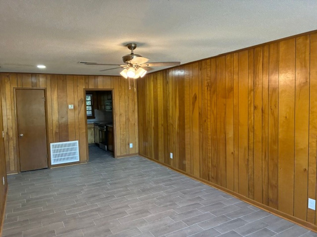 826 Gentry Dr - Photo 3 of 6