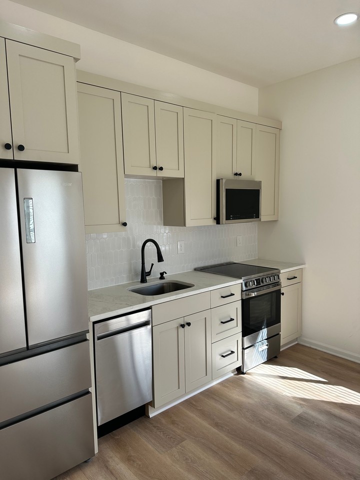 114 Hankins Dr #B - Photo 3 of 12