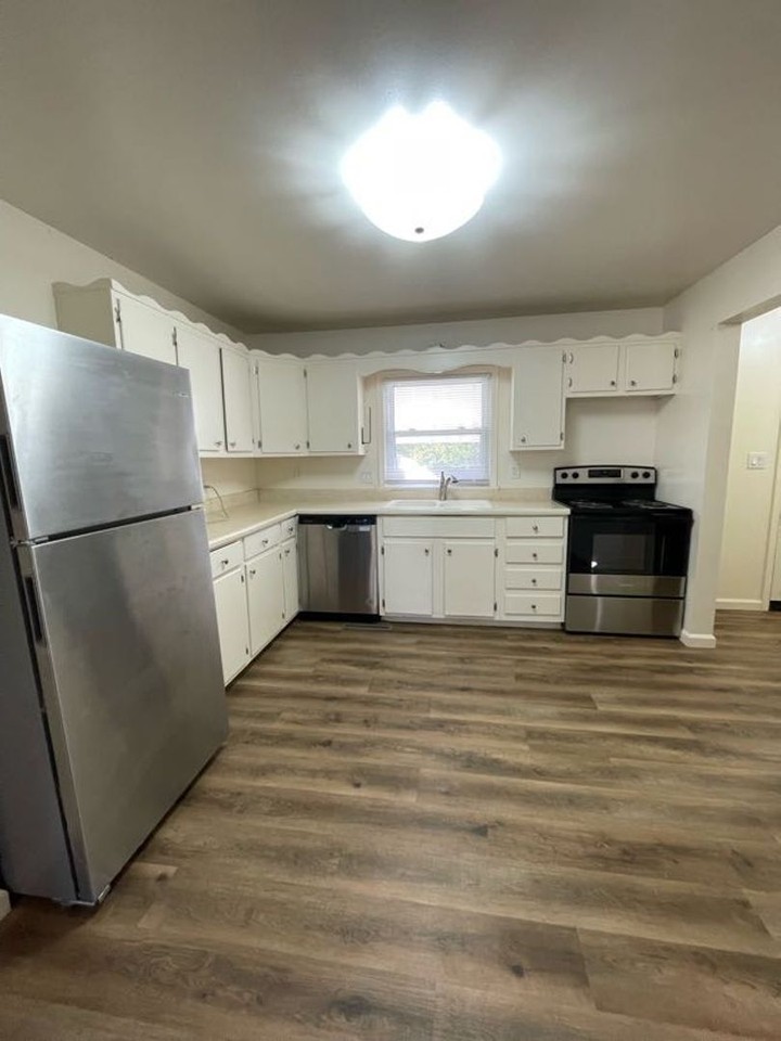 1841 S Missouri Ave - Photo 3 of 10