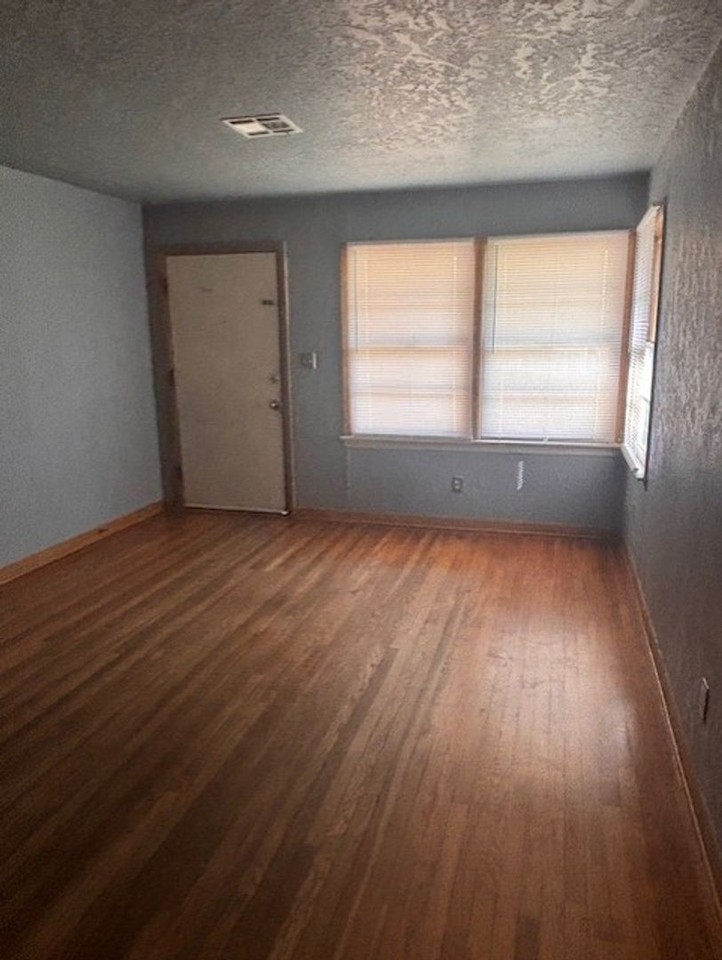1412 Garfield Ave - Photo 2 of 7