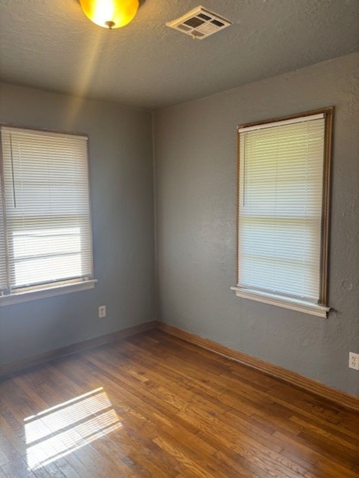 1412 Garfield Ave - Photo 4 of 7