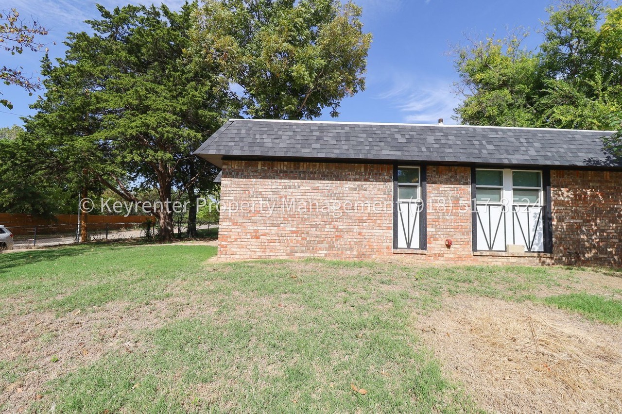 2715 S Louisville Ave - Photo 3 of 24
