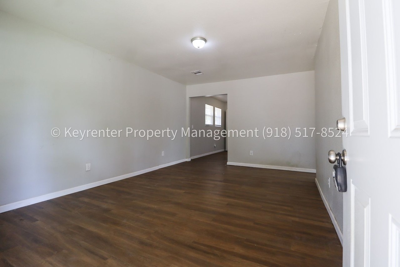 2715 S Louisville Ave - Photo 7 of 24