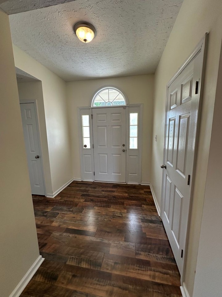 904 Fairfield Cir - Photo 4 of 17