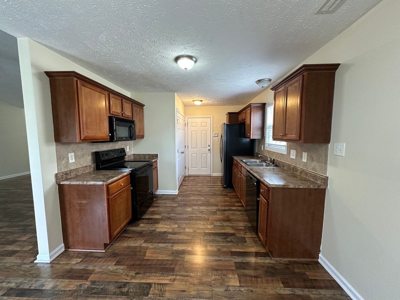 904 Fairfield Cir - Photo 7 of 17
