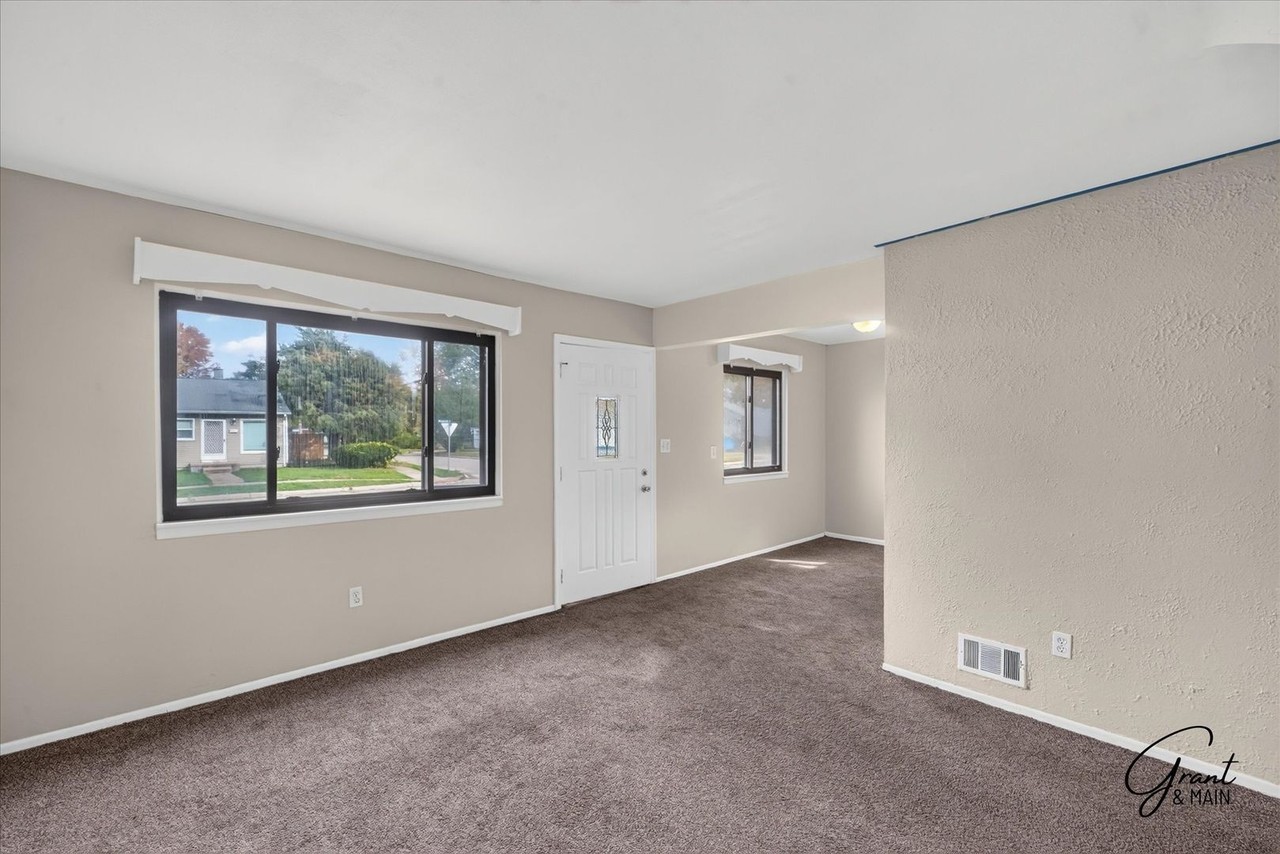 14096 Hendricks Ave - Photo 3 of 22