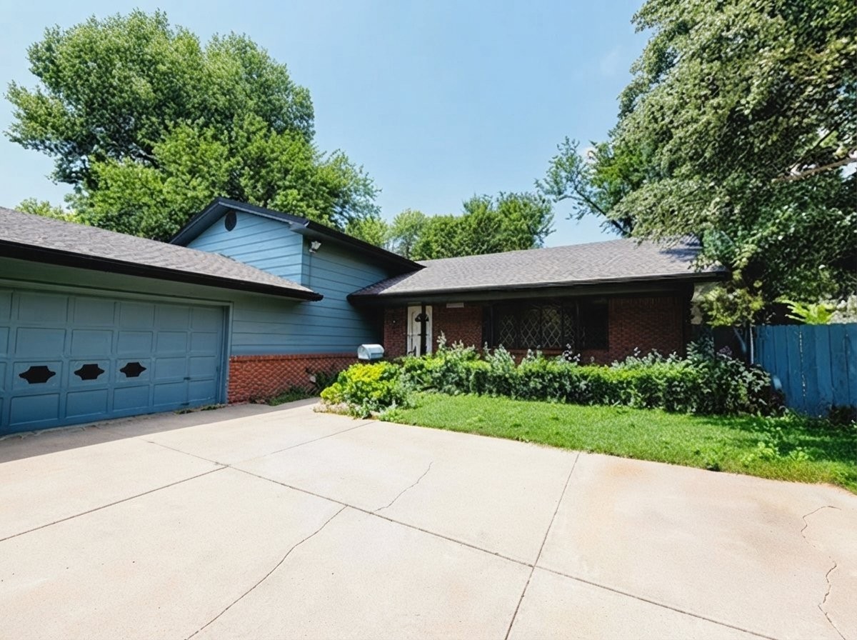 1044 N Lawrence Ct - Photo 2 of 13