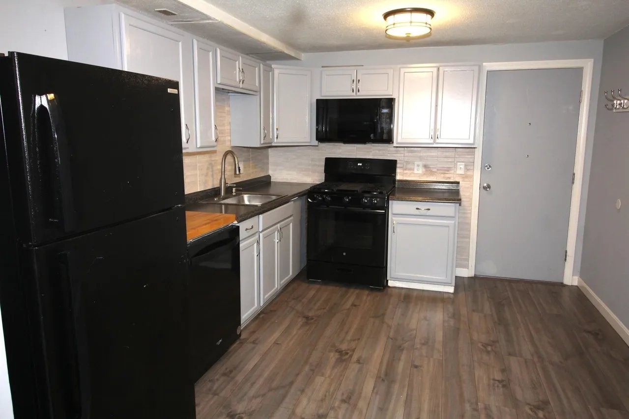 11 Tiffany Rd #1 - Photo 5 of 16