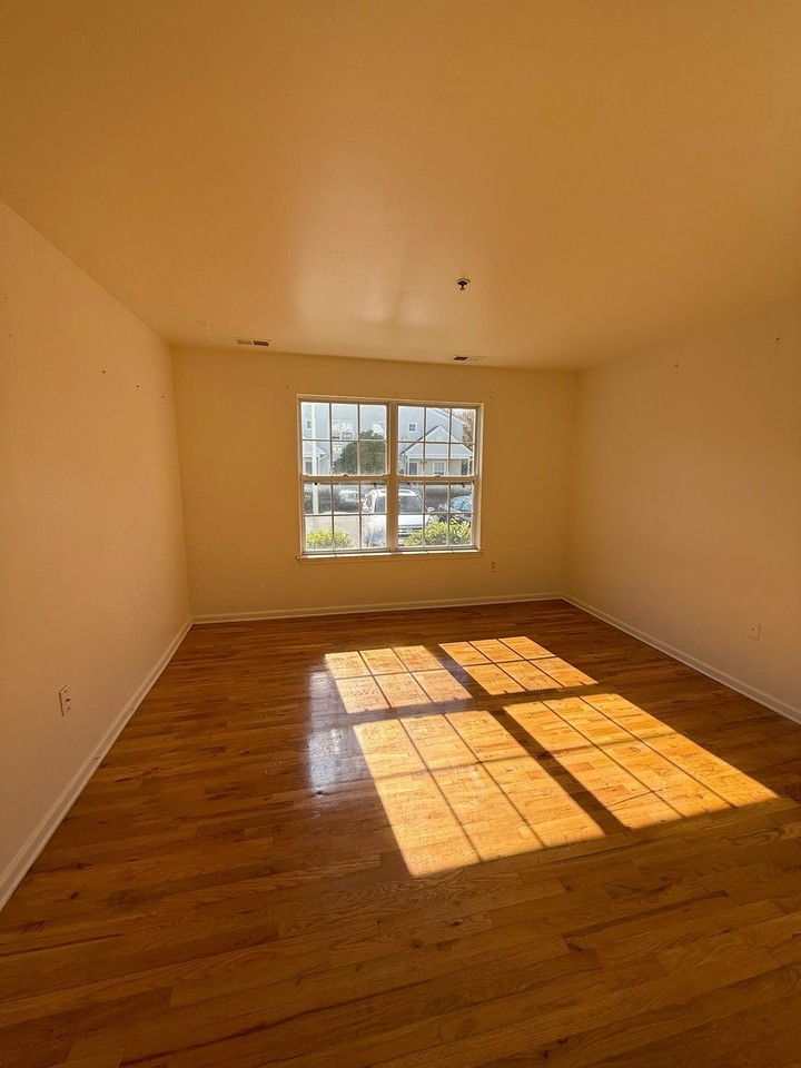 910 Ocean Ave #102 - Photo 4 of 14