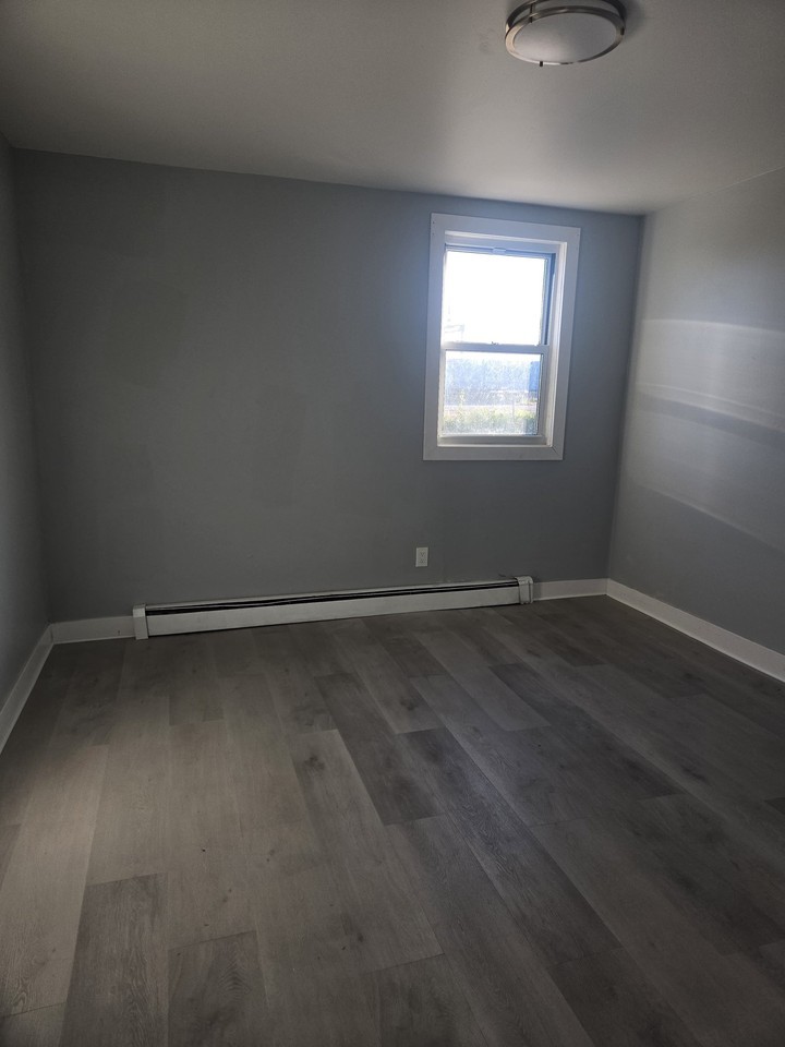 651 Barnum Ave - Photo 5 of 8