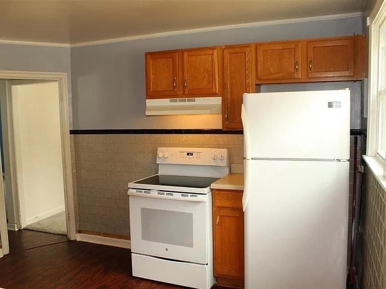 808 Superior Ave - Photo 6 of 10