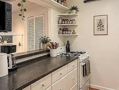 209 E 48th St #2B - Photo 2 of 7