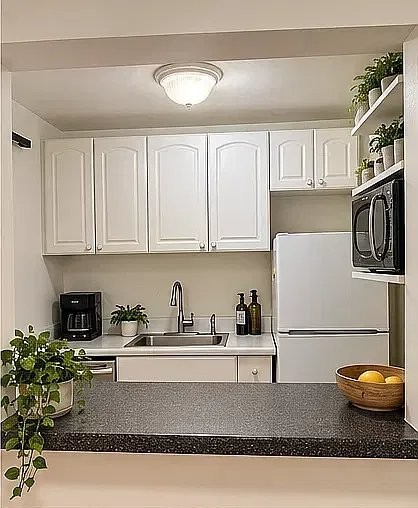 209 E 48th St #2B - Photo 3 of 7