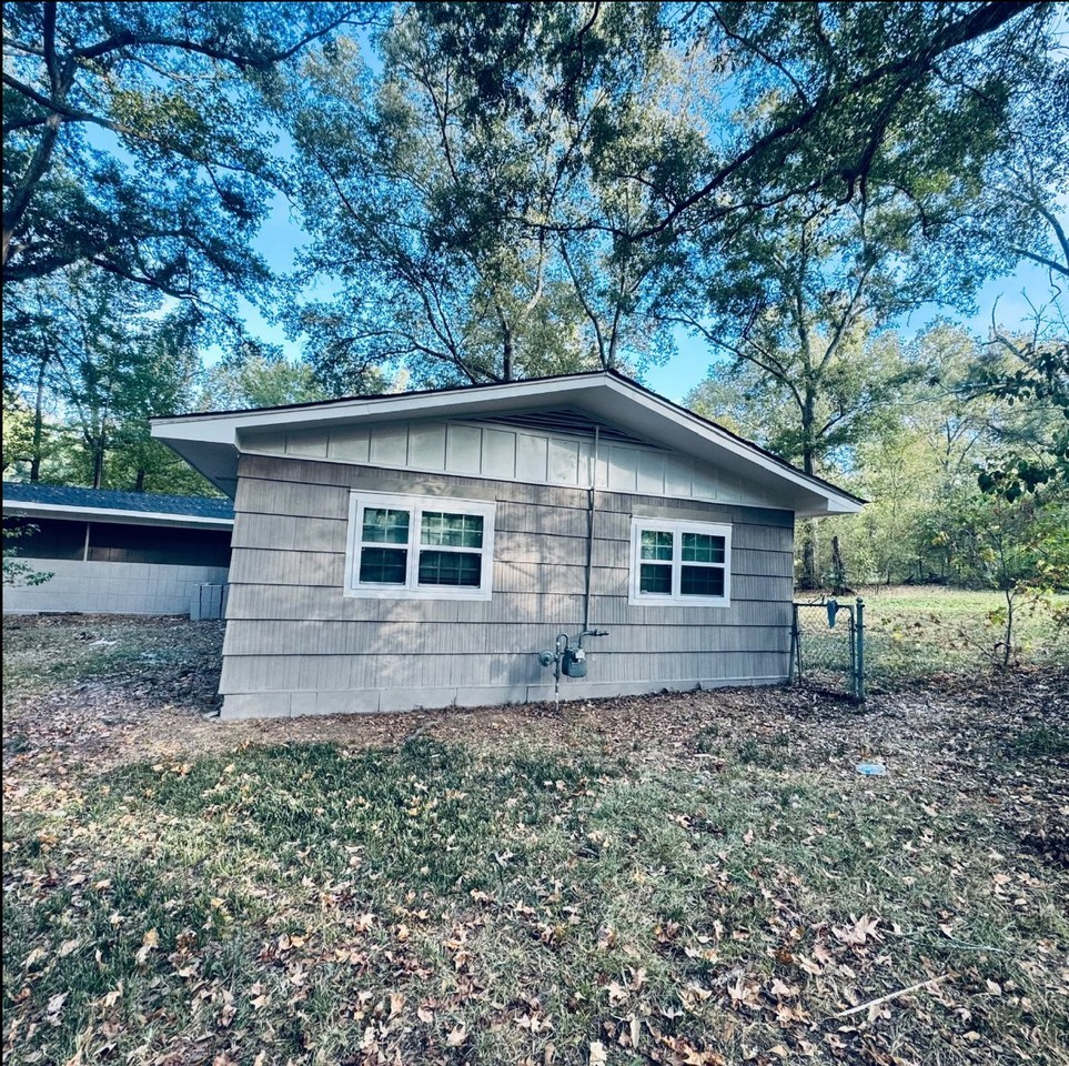 1340 Woody Dr - Photo 2 of 8