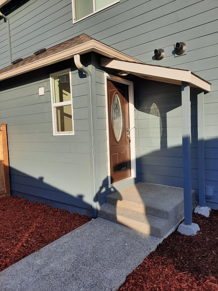 19118 105th Ave E #B - Photo 2 of 12